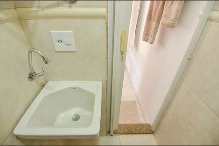 Banheiro de kitnet/studio para alugar com 1 quarto, 22m² em Tijuca, Rio de Janeiro