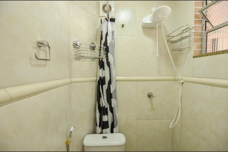 Banheiro de kitnet/studio para alugar com 1 quarto, 22m² em Tijuca, Rio de Janeiro