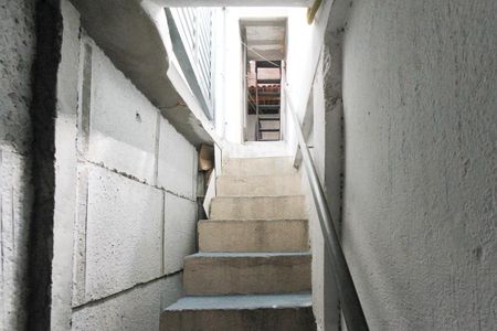 Casa para alugar com 65m², 1 quarto e sem vaga Casa para alugar com 65m², 1 quarto e sem vagaEscada de entrada