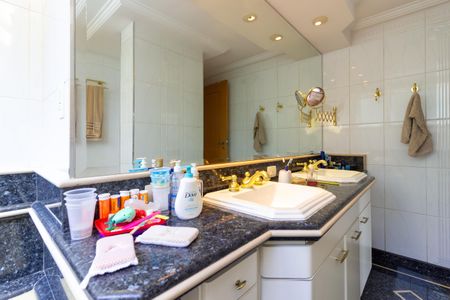 Apartamento à venda com 200m², 4 quartos e 2 vagasBanheiro da suíte