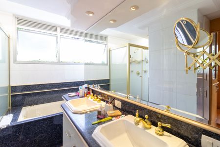 Apartamento à venda com 200m², 4 quartos e 2 vagasBanheiro da suíte