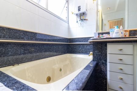 Apartamento à venda com 200m², 4 quartos e 2 vagasBanheiro da suíte