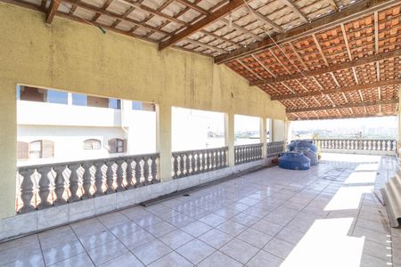 Casa à venda com 300m², 4 quartos e 2 vagas Casa à venda com 300m², 4 quartos e 2 vagasVaranda