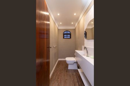 Casa à venda com 300m², 4 quartos e 2 vagas Casa à venda com 300m², 4 quartos e 2 vagasLavabo
