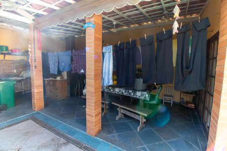 Casa à venda com 300m², 3 quartos e 2 vagas Casa à venda com 300m², 3 quartos e 2 vagasÁrea externa