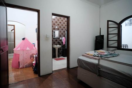 Casa à venda com 330m², 4 quartos e 6 vagasSuíte