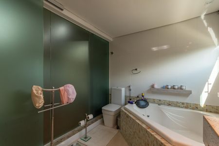 Casa à venda com 490m², 5 quartos e 8 vagasBanheiro Suíte 1