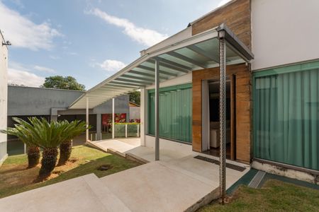 Casa à venda com 490m², 5 quartos e 8 vagasEntrada