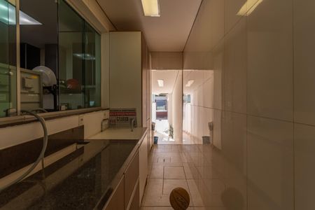 Casa à venda com 490m², 5 quartos e 8 vagasCorredor Lateral