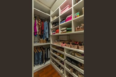 Casa à venda com 490m², 5 quartos e 8 vagasSuíte 1 - Closet