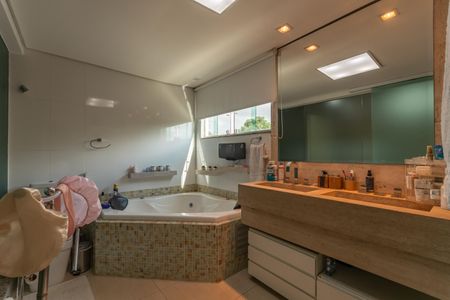 Casa à venda com 490m², 5 quartos e 8 vagasBanheiro Suíte 1