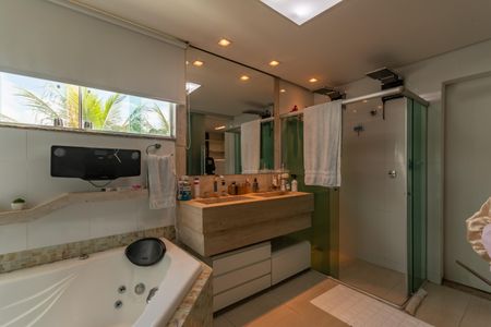 Casa à venda com 490m², 5 quartos e 8 vagasBanheiro Suíte 1