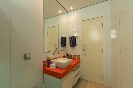 Casa à venda com 490m², 5 quartos e 8 vagasBanheiro Social