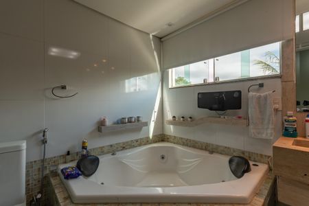 Casa à venda com 490m², 5 quartos e 8 vagasBanheiro Suíte 1