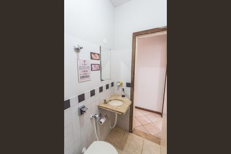 Casa à venda com 600m², 7 quartos e 2 vagasBanheiro Social da Casa de Fundos