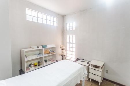 Casa à venda com 600m², 7 quartos e 2 vagasQuarto 1 da Casa de Fundos