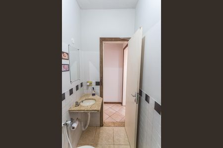 Casa à venda com 600m², 7 quartos e 2 vagasBanheiro Social da Casa de Fundos