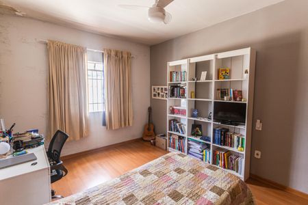 Casa à venda com 600m², 7 quartos e 2 vagasQuarto 1 da Casa de Cima