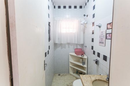 Casa à venda com 600m², 7 quartos e 2 vagasBanheiro Social da Casa de Fundos