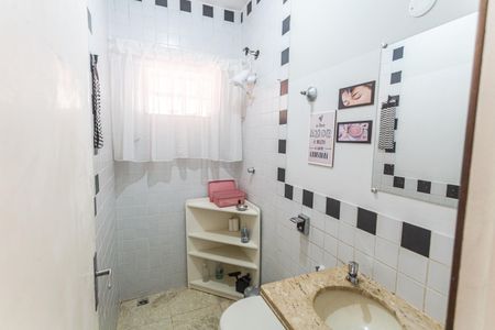 Casa à venda com 600m², 7 quartos e 2 vagasBanheiro Social da Casa de Fundos