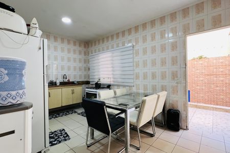 Casa à venda com 300m², 2 quartos e 2 vagasCozinha