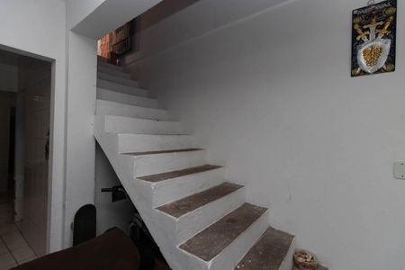 Casa para alugar com 200m², 2 quartos e 2 vagasEscada