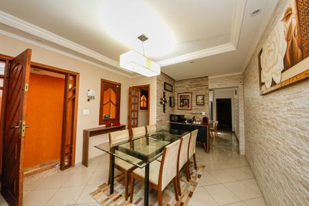 Casa à venda com 250m², 4 quartos e 2 vagas Casa à venda com 250m², 4 quartos e 2 vagasSala de Jantar