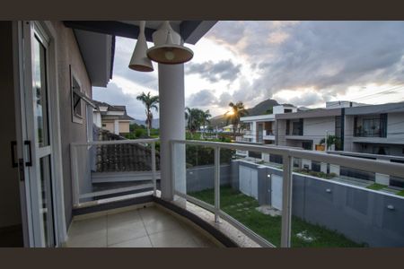 Casa de condomínio à venda com 120m², 4 quartos e 3 vagasSacada do Quarto 1