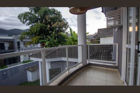 Casa de condomínio à venda com 120m², 4 quartos e 3 vagasSacada do Quarto 1