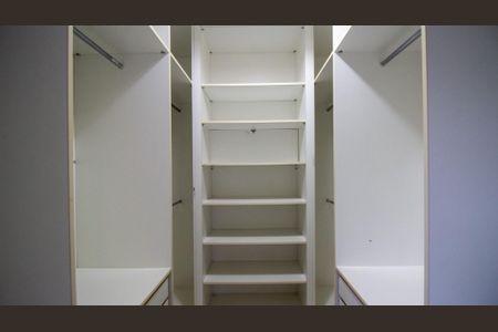 Casa de condomínio à venda com 120m², 4 quartos e 3 vagasCloset da Suíte