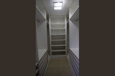 Casa de condomínio à venda com 120m², 4 quartos e 3 vagasCloset da Suíte