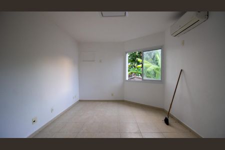 Casa de condomínio à venda com 120m², 4 quartos e 3 vagasSuíte
