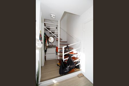 Apartamento à venda com 49m², 1 quarto e 1 vaga Apartamento à venda com 49m², 1 quarto e 1 vagaEscada