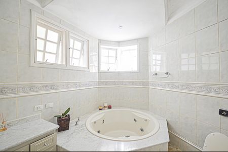 Casa de condomínio à venda com 570m², 5 quartos e 4 vagasBanheiro da Suíte 2