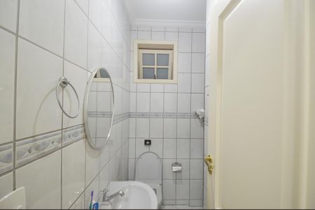 Casa de condomínio à venda com 570m², 5 quartos e 4 vagasBanheiro de serviço