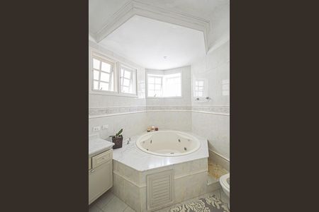 Casa de condomínio à venda com 570m², 5 quartos e 4 vagasBanheiro da Suíte 2