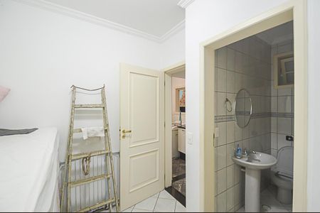 Casa de condomínio à venda com 570m², 5 quartos e 4 vagasQuarto de Serviço