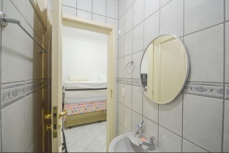 Casa de condomínio à venda com 570m², 5 quartos e 4 vagasBanheiro de serviço