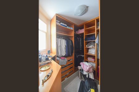 Casa de condomínio à venda com 570m², 5 quartos e 4 vagasCloset da suíte 2