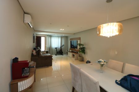 Casa à venda com 190m², 3 quartos e 4 vagasSala