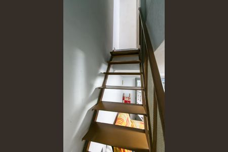 Casa à venda com 180m², 4 quartos e 2 vagas Casa à venda com 180m², 4 quartos e 2 vagasEscada