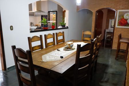 Casa à venda com 300m², 4 quartos e 2 vagas Casa à venda com 300m², 4 quartos e 2 vagasSala