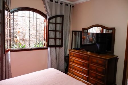 Casa à venda com 300m², 4 quartos e 2 vagas Casa à venda com 300m², 4 quartos e 2 vagasQuarto 2 - Suíte