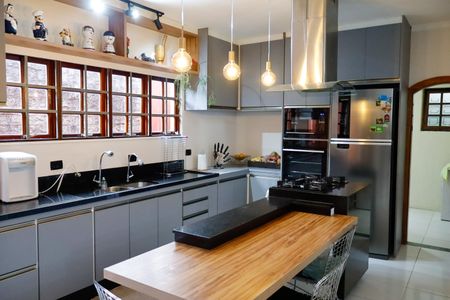 Casa à venda com 300m², 4 quartos e 2 vagas Casa à venda com 300m², 4 quartos e 2 vagasCozinha