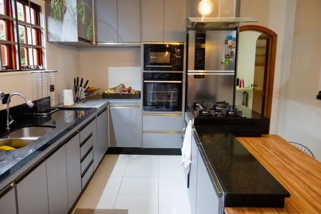 Casa à venda com 300m², 4 quartos e 2 vagas Casa à venda com 300m², 4 quartos e 2 vagasCozinha