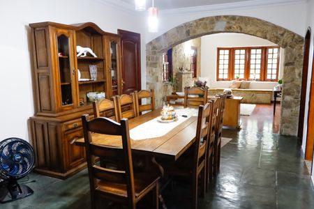 Casa à venda com 300m², 4 quartos e 2 vagas Casa à venda com 300m², 4 quartos e 2 vagasSala