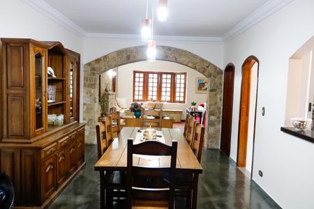 Casa à venda com 300m², 4 quartos e 2 vagas Casa à venda com 300m², 4 quartos e 2 vagasSala