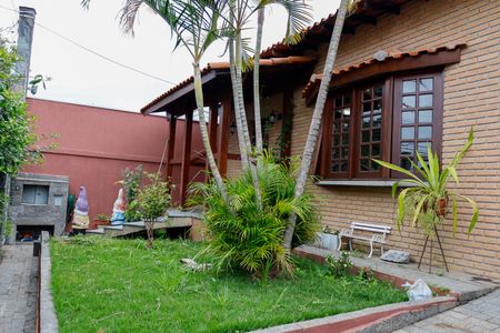 Casa à venda com 300m², 4 quartos e 2 vagas Casa à venda com 300m², 4 quartos e 2 vagasFachada