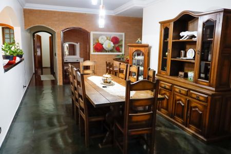 Casa à venda com 300m², 4 quartos e 2 vagas Casa à venda com 300m², 4 quartos e 2 vagasSala