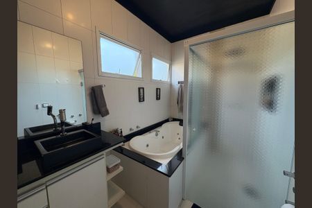 Casa à venda com 318m², 4 quartos e 3 vagasBanheiro da Suíte Master